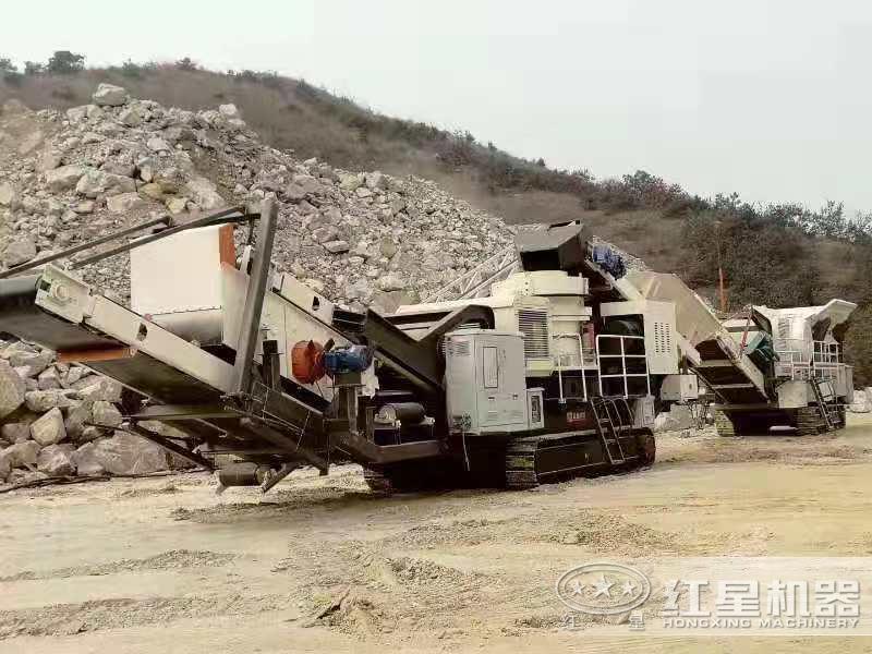 履帶液壓移動破碎站建筑垃圾處理現場